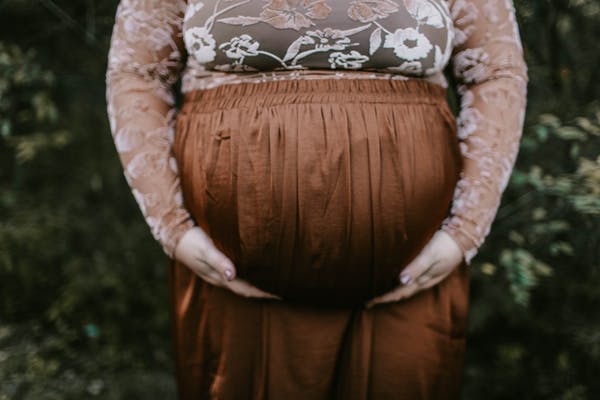  妊娠线靠右边是男孩还是女孩？妊娠线看男女准不准？